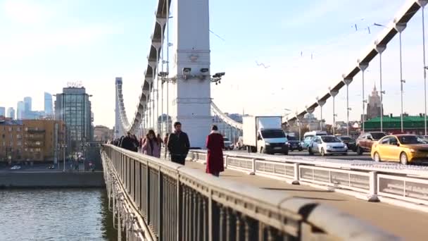 モスクワ - 2019年5月06日。昼間の撮影。都会的な風景の中で川に架かる大きな橋。都会の生活概念、日常生活. — ストック動画