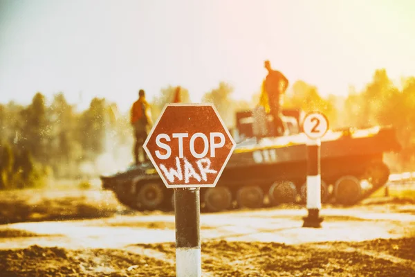Badge créatif - Stop Wars. Concept - pas de guerre, arrêter les opérations militaires, la paix mondiale. Arrêter signe de guerre sur le fond de l'équipement militaire . — Photo