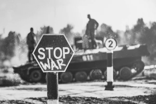 Kreatives Abzeichen - Stoppt Kriege. Konzept - kein Krieg, Stopp militärischer Operationen, Weltfrieden. Stoppschild auf dem Hintergrund militärischer Ausrüstung. — Stockfoto