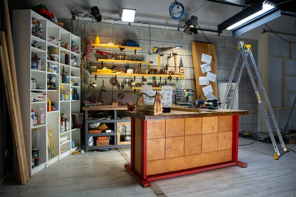 Oficina de carpintaria equipada com as ferramentas necessárias — Fotografia de Stock
