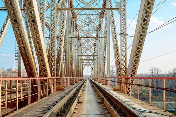 Надежный железнодорожный мост, на фоне прекрасной природы и голубого неба. Смотрю через мост. Бэкгунд — стоковое фото