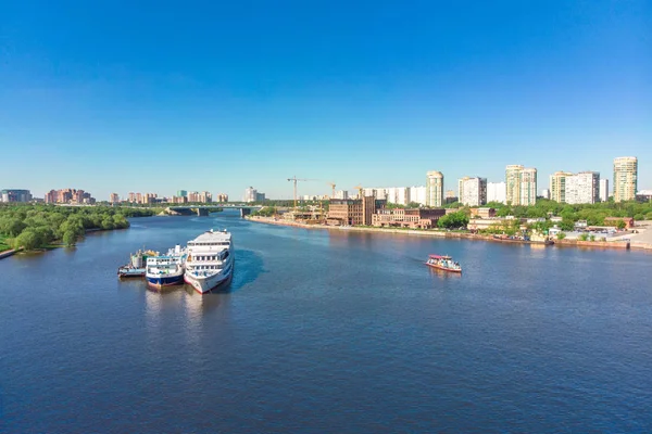 Malerischer Blick auf die Stadt am Fluss mit darauf fahrenden Schiffen. Konzept saubere Stadt, Leben in der Stadt. Luftaufnahme, Top-Aufnahme — Stockfoto