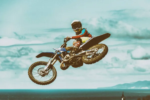 Ein Bild von einem Biker, der einen Stunt macht und in die Luft springt — Stockfoto