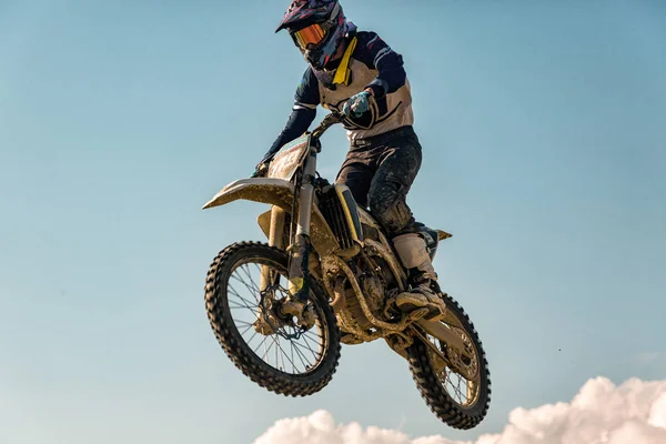 Uma foto de um motociclista fazendo uma acrobacia e salta no ar — Fotografia de Stock