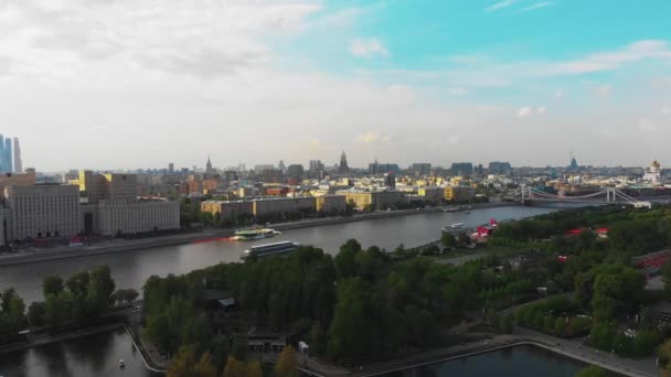 Panorama-Video von einer Drohne im Zentrum von Moskau., Luftaufnahmen in der Innenstadt, eine schöne Aussicht auf den Park, den Fluss und die Sehenswürdigkeiten der Stadt — Stockvideo