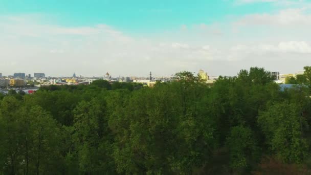 Panorama-Video von einer Drohne im Zentrum von Moskau., Luftaufnahmen in der Innenstadt, eine schöne Aussicht auf den Park, den Fluss und die Sehenswürdigkeiten der Stadt — Stockvideo