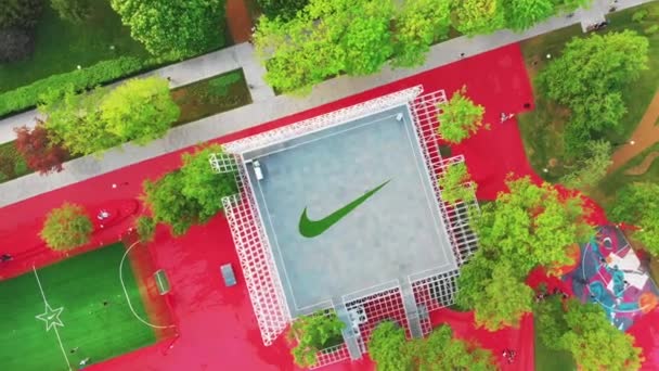 Moscú, Rusia Mayo 08, 2019. Un campo de deportes con un logotipo de Nike, vista superior, tiro aéreo. El concepto de deportes, hacer ejercicio. deporte para todos — Vídeos de Stock