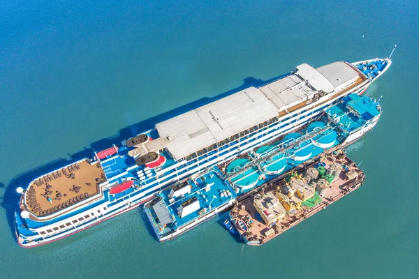 Reabastecimiento de combustible en el mar - Pequeño buque de productos petrolíferos que alimenta un gran granelero, imagen aérea . — Foto de Stock