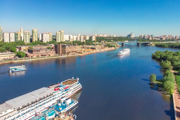 Malerischer Blick auf die Stadt am Fluss mit darauf fahrenden Schiffen. Konzept saubere Stadt, Leben in der Stadt. Luftaufnahme, Top-Aufnahme — Stockfoto