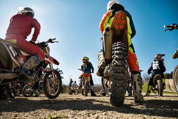 Dirtbike. Equipe Motocross em moto moto é estrada de partida. vista traseira — Fotografia de Stock