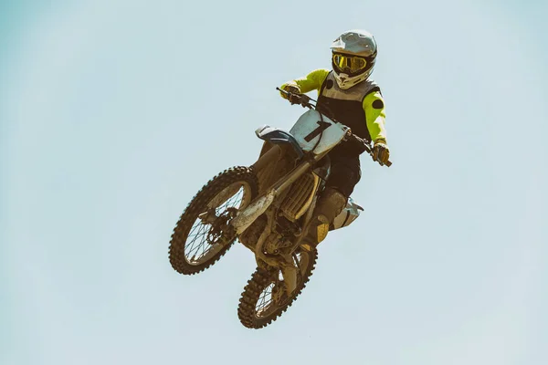 Una foto di un motociclista che fa una acrobazia e salta in aria — Foto Stock