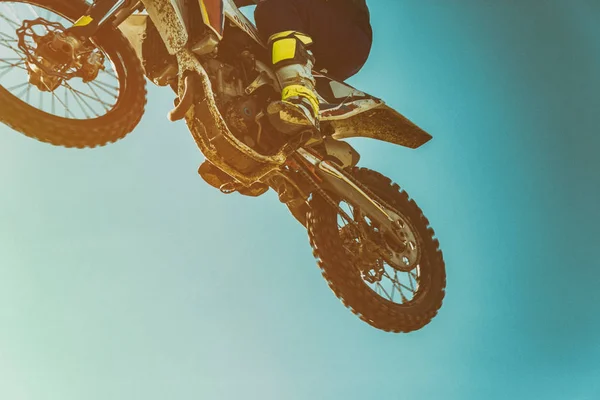 Una foto de un motociclista haciendo un truco y salta en el aire —  Fotos de Stock