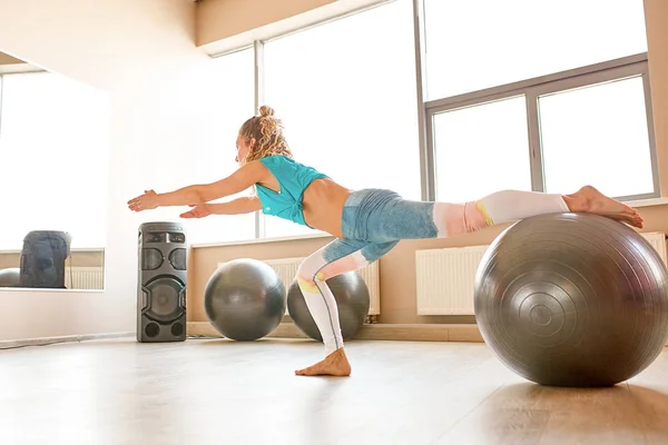 Kadın fitness beden eğitimi dersinde fitball ile yapıyor. İlgi çekici çekirdek karın kasları. Kadın için sağlıklı yaşam kavramı görüntü. — Stok fotoğraf