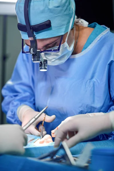 외과 병원 수술 실에서 수술을 수행입니다. 외과 의료 procadure 동안 loupes 입고 마스크. — 스톡 사진