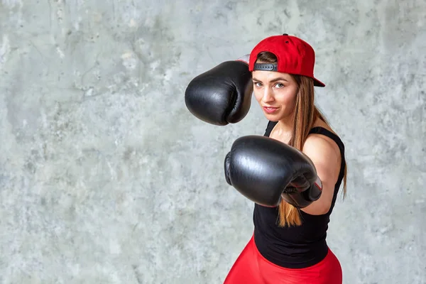 Hermosa chica atlética posando en guantes de boxeo rosa sobre un fondo gris. Copiado espacio, primer plano. Concepto deporte, lucha, logro de metas . — Foto de Stock