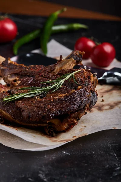 Filete de tomahawk con verduras y un cuchillo en la mesa. Carne a la parrilla con verduras a la parrilla y verduras frescas sobre la mesa . —  Fotos de Stock