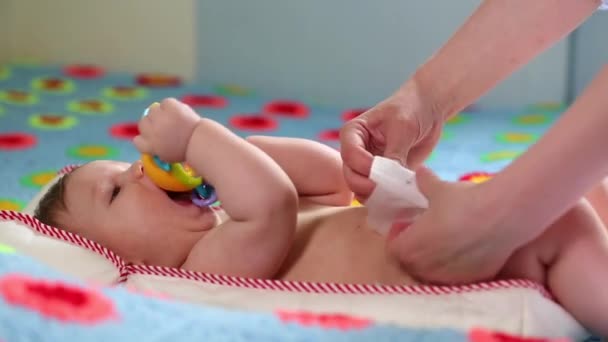 La mère change la couche pour son nouveau-né à la crèche. Soins aux nouveau-nés, changement de couche, bébé en bonne santé . — Video