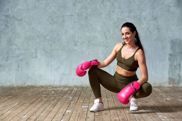 Luvas de boxe menina bonita perto da parede . — Fotografia de Stock