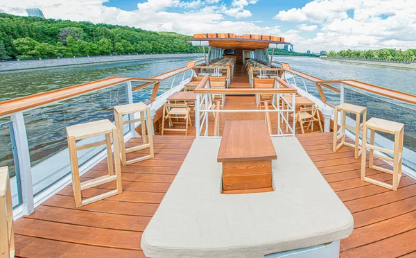 El interior del barco fluvial urbano, con una vista panorámica del paisaje urbano. El concepto de turismo, recreación, caminar por la ciudad, descansar en la ciudad. Transporte fluvial . — Foto de Stock