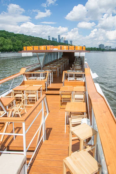 El interior del barco fluvial urbano, con una vista panorámica del paisaje urbano. El concepto de turismo, recreación, caminar por la ciudad, descansar en la ciudad. Transporte fluvial . — Foto de Stock