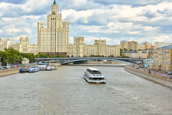 C'est un point de repère haut de la ville. Panorama du centre de Moscou avec la rivière Moskva. Beau paysage urbain de Moscou en été — Photo