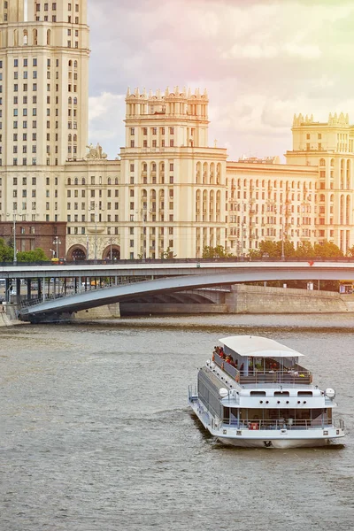 Het is een top bezienswaardigheid van de stad. Panorama van het centrum van Moskou met de rivier de Moskva. Mooi stadsbeeld van Moskou in de zomer — Stockfoto