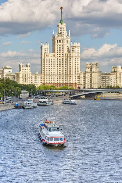 C'est un point de repère haut de la ville. Panorama du centre de Moscou avec la rivière Moskva. Beau paysage urbain de Moscou en été — Photo