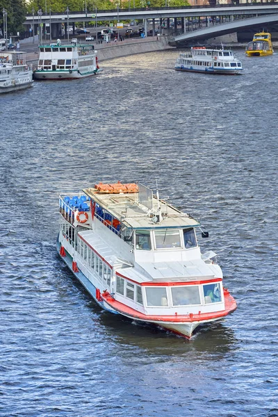 Riverboat żeglarstwo na rzece miejskiej. Spacery na łodziach rzecznych. Odpoczynek koncepcyjny w mieście, przechadzki po mieście, turystyka. — Zdjęcie stockowe