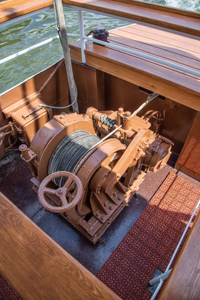 Torno de anclaje en una parte delantera del buque — Foto de Stock