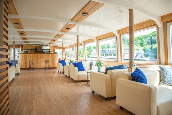 El interior del barco fluvial urbano, con una vista panorámica del paisaje urbano. El concepto de turismo, recreación, caminar por la ciudad, descansar en la ciudad. Transporte fluvial . — Foto de Stock