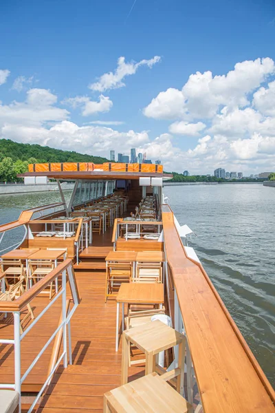 El interior del barco fluvial urbano, con una vista panorámica del paisaje urbano. El concepto de turismo, recreación, caminar por la ciudad, descansar en la ciudad. Transporte fluvial . — Foto de Stock