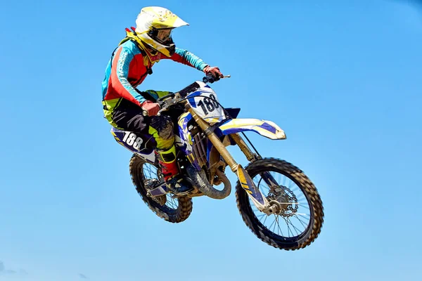 Desportos radicais, saltos de mota. Motociclista faz um salto extremo contra o céu . — Fotografia de Stock