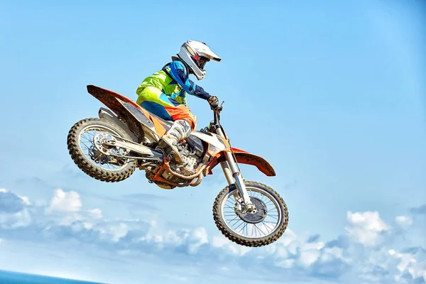 Desportos radicais, saltos de mota. Motociclista faz um salto extremo contra o céu . — Fotografia de Stock