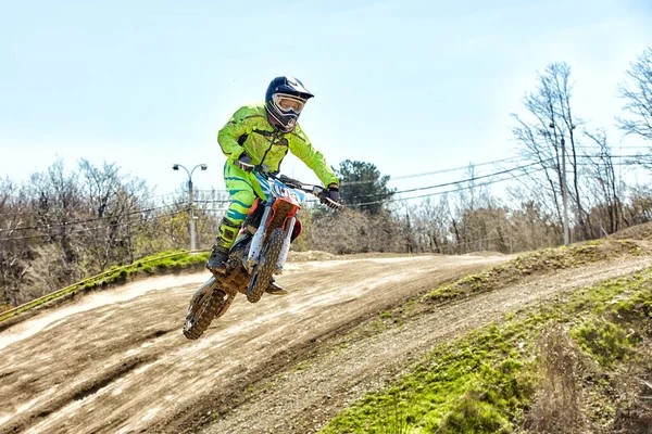 Sport estremi, salto in moto. Motociclista fa un salto estremo contro il cielo . — Foto Stock