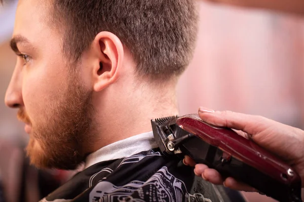 Nahaufnahme einer männlichen Studentin mit Haarschneidegerät — Stockfoto