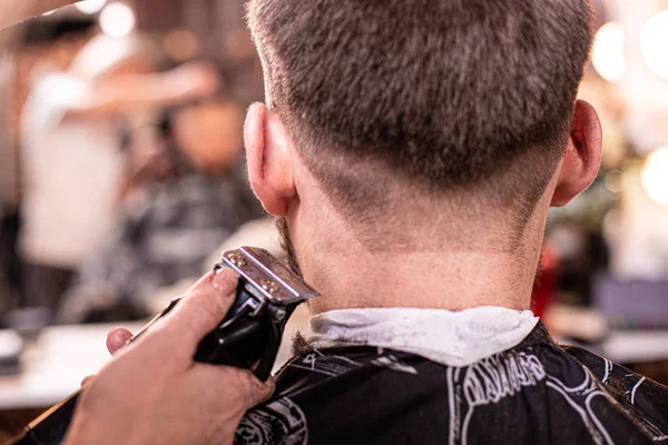 Nahaufnahme einer männlichen Studentin mit Haarschneidegerät — Stockfoto