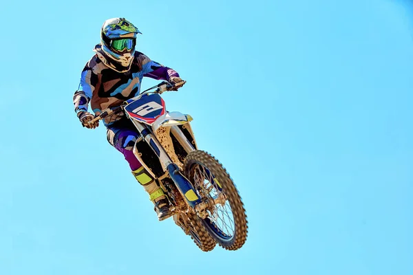 Desportos radicais, saltos de mota. Motociclista faz um salto extremo contra o céu . — Fotografia de Stock