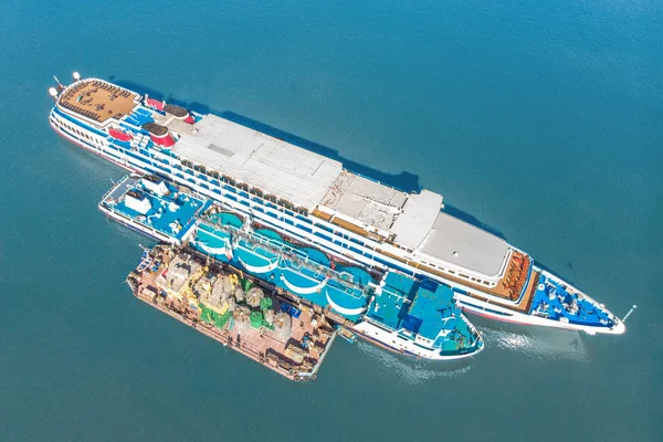 Tanken auf See - kleines Schiff mit Ölprodukten, das einen großen Massengutfrachter betankt, Luftbild. — Stockfoto