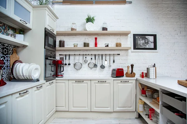 Stüdyo tarzı mutfak, ışık tasarımı, modern stil, klasik tasarım — Stok fotoğraf