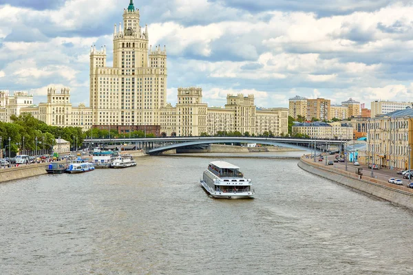 Het is een top bezienswaardigheid van de stad. Panorama van het centrum van Moskou met de rivier de Moskva. Mooi stadsbeeld van Moskou in de zomer — Stockfoto