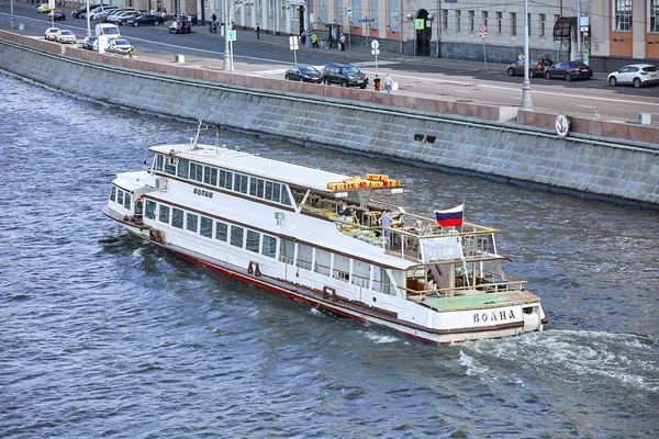 Barco rio navegando no rio da cidade. Caminhadas em barcos fluviais. Conceito descanso na cidade, passeios pela cidade, turismo . — Fotografia de Stock