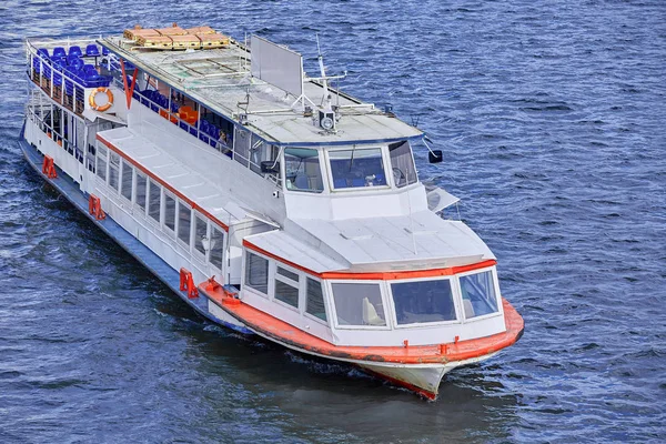 Riverboat żeglarstwo na rzece miejskiej. Spacery na łodziach rzecznych. Odpoczynek koncepcyjny w mieście, przechadzki po mieście, turystyka. — Zdjęcie stockowe