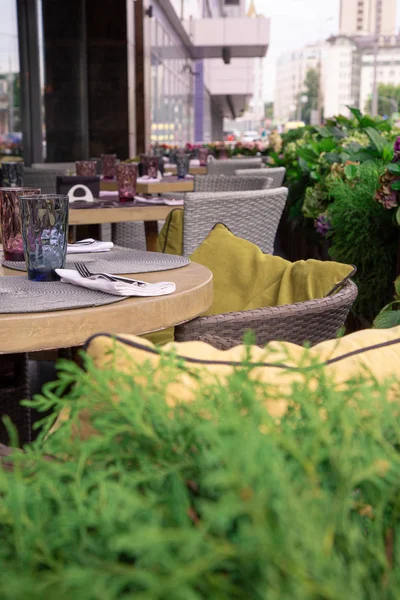 Terraza de verano cafetería, restaurante. Mesas sillas cuidadosamente arregladas y arregladas para servir a los huéspedes . — Foto de Stock