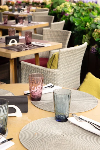 Terraza de verano cafetería, restaurante. Mesas sillas cuidadosamente arregladas y arregladas para servir a los huéspedes . — Foto de Stock