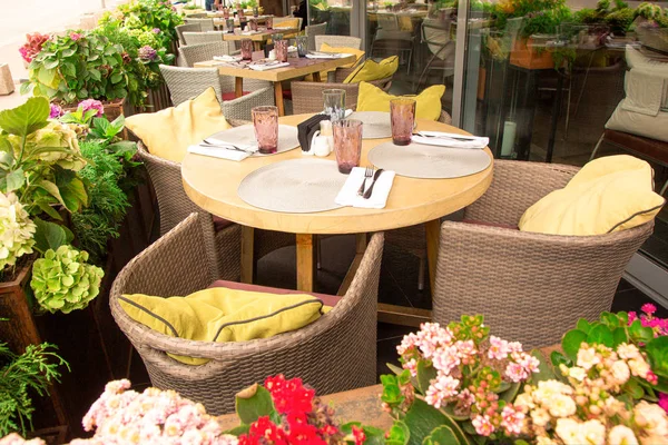 Nyári terasz kávézó, étterem. Asztalok székek szépen elrendezve és elrendezve a vendégek kiszolgálására. — Stock Fotó