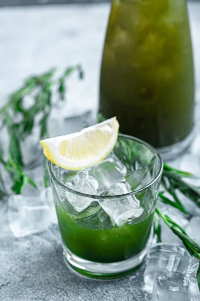 Lemoniada estragonowa. Koncepcja orzeźwiających letnich drinków. Świeżo schłodzony taragon lemoniadowy z lodem i plastrami cytrusów. — Zdjęcie stockowe