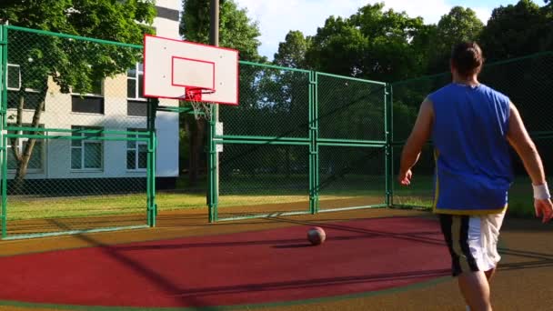 Sport motivation. Street basketball. The player scores the ball in the basket on the street court. Training game of basketball. Concept sport, motivation, goal achievement, healthy lifestyle. — Stock Video