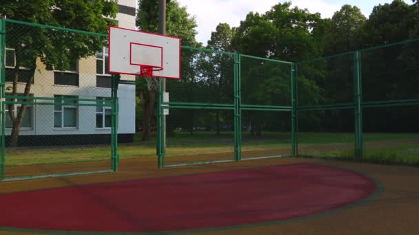 スポーツのモチベーション。ストリートバスケットボールプレーヤーはストリートコートのバスケットでボールを得点する。バスケットボールのトレーニングゲーム。コンセプトスポーツ、モチベーション、目標達成、健康的なライフスタイル. — ストック動画