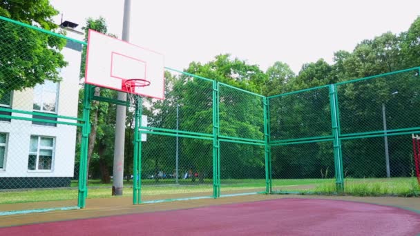 Motivación deportiva. Baloncesto callejero. El jugador anota la pelota en la canasta en la cancha de la calle. Juego de entrenamiento de baloncesto. Concepto deporte, motivación, logro de metas, estilo de vida saludable . — Vídeos de Stock