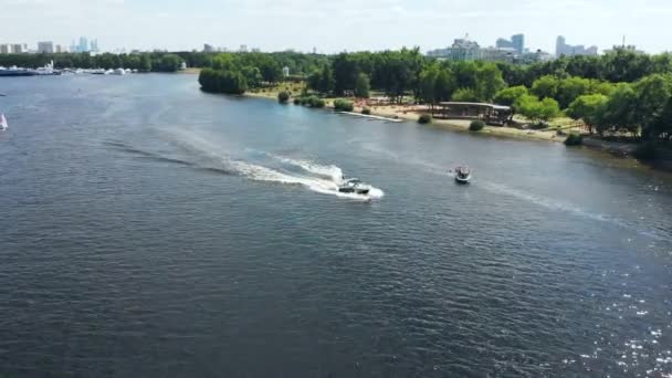 Прекрасний панорамний вид. Невеликі вітрильні човни на річці, змагання. Регата. Перегони на вітрильних спортивних майданчиках. Навчання на невеликих вітрильних човнах. Зйомки з повітря. Вид зверху . — стокове відео